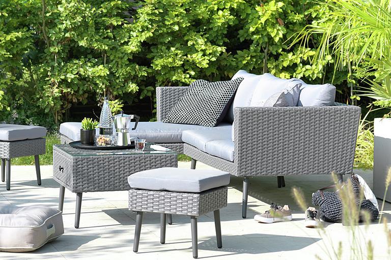 Which are the benefits associated with possessing a garden lounge? post thumbnail image